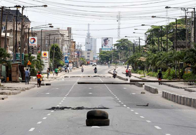 Ruas bloqueadas em Lagos, na Nigéria
22/10/2020
REUTERS/Temilade Adelaja