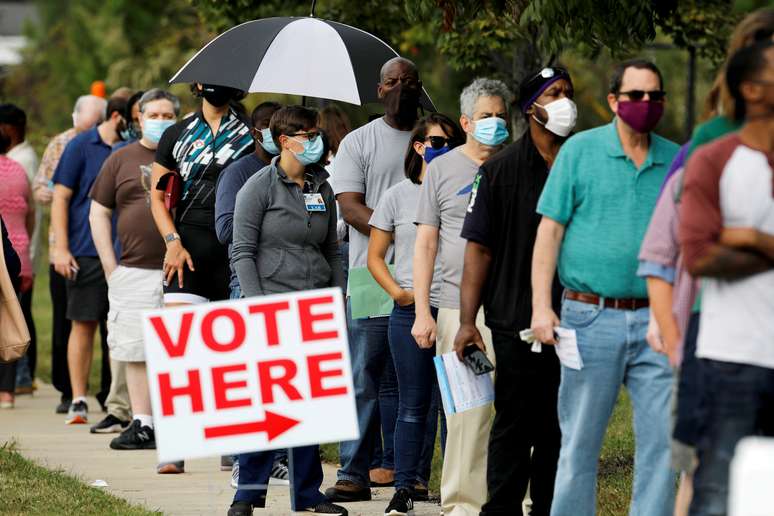 Eleitores norte-americanos fazem fila para votar antecipadamente em Durham, Carolina do Norte
15/10/2020
REUTERS/Jonathan Drake