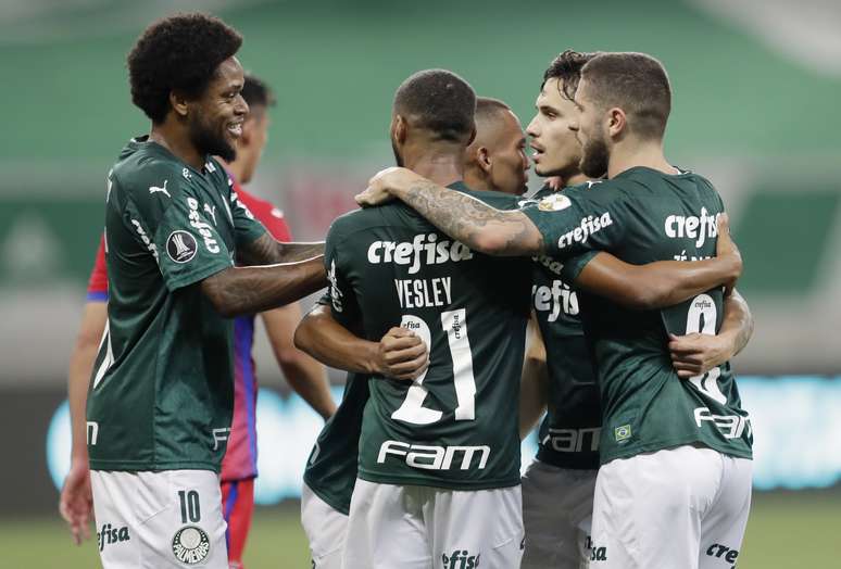 Palmeiras encerra série negativa, goleia e tem melhor campanha da Libertadores