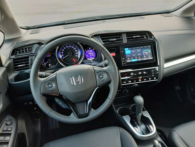 Interior do Honda WR-V EXL, com central multimídia muito boa e fácil de usar.