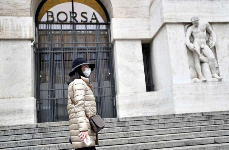 Mulher com máscara protetora caminha em frente à Bolsa de Valores de Milão
25/02/2020
REUTERS/Flavio Lo Scalzo