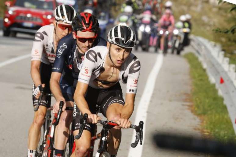 Giro da Itália: Jai Hindley (de branco) puxa o sprint final e deixa Geoghegan (de preto) em segundo lugar. Kelderman (o terceiro da fila) é o novo líder geral (AFP)