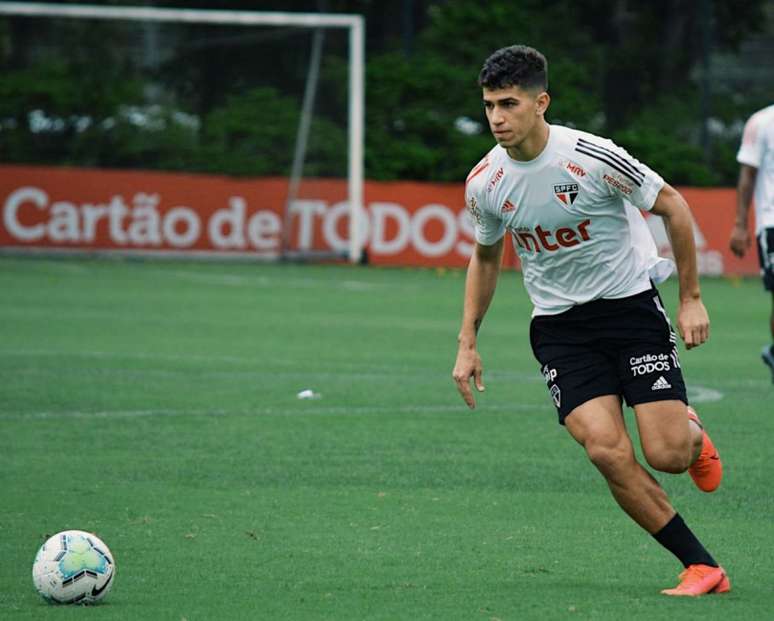 Vitor Bueno está em alta com Fernando Diniz e pode ser titular na partida do fim de semana (Divulgação/saopaulofc.net)