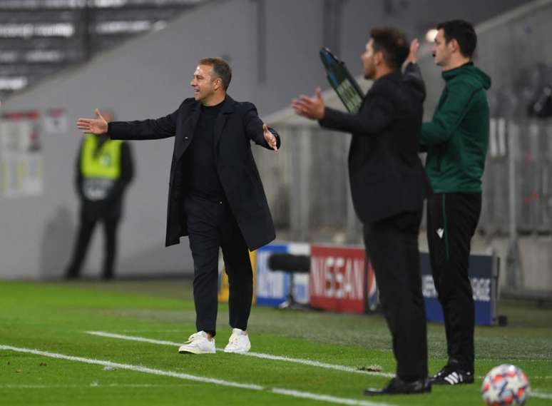 Hansi Flick dando instruções à beira do gramado (Foto: ANDREAS GEBERT / POOL / AFP)