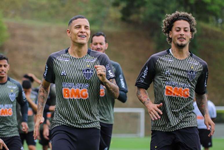Arana(ao lado de Guga) pediu mais consistência do time na defesa e no ataque-(Pedro Souza/Atlético-MG)