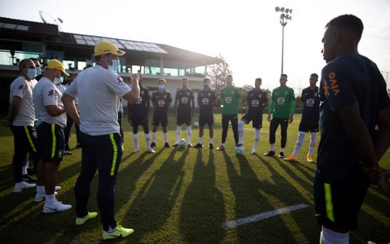 André Jardine reunido com grupo, em Itu (Foto: Lucas Figueiredo/CBF)