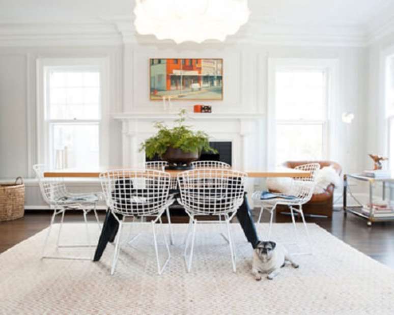 12. A cadeira Bertoia branca pode compor qualquer ambiente n&atilde;o importa o seu estilo. Fonte: Pinterest