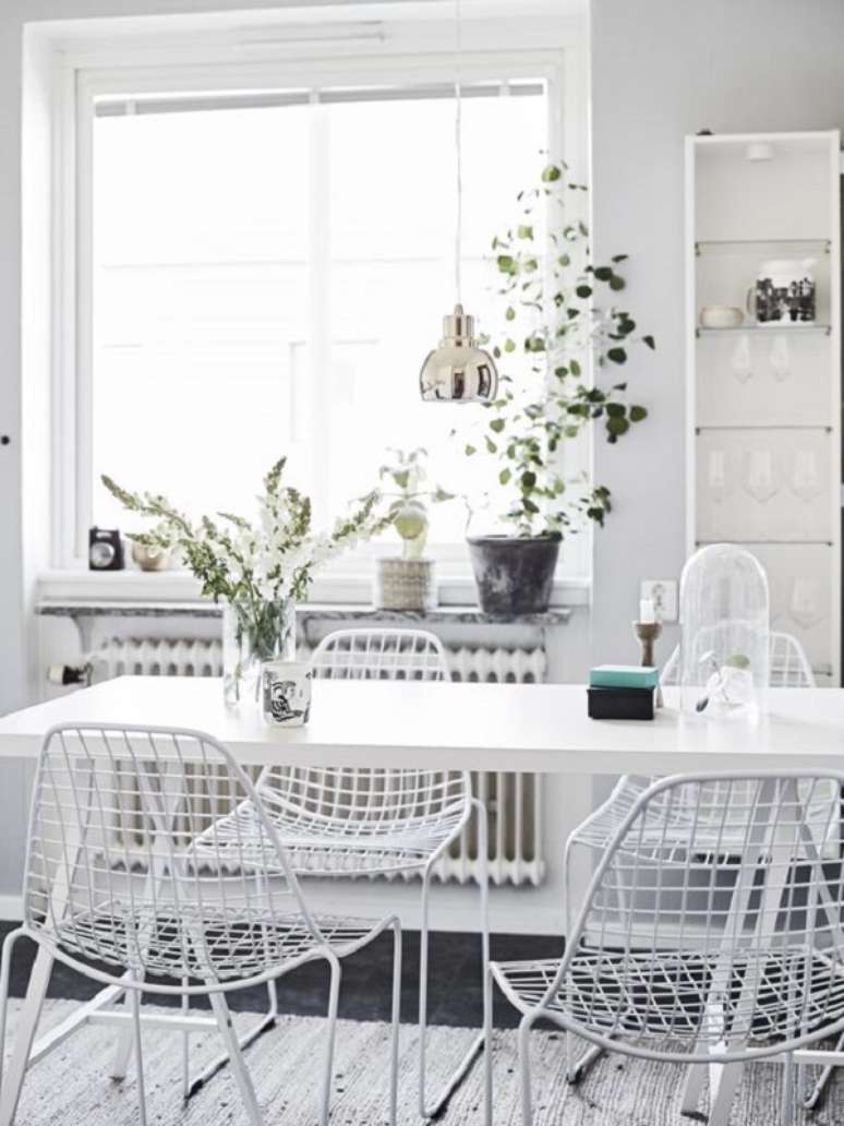 4. A cadeira Bertoia branca se mistura na decora&ccedil;&atilde;o clean. Fonte: Pinterest