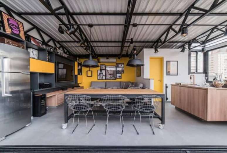 3. A cadeira Bertoia cromada combina perfeitamente com o estilo industrial. Fonte LIV Decora