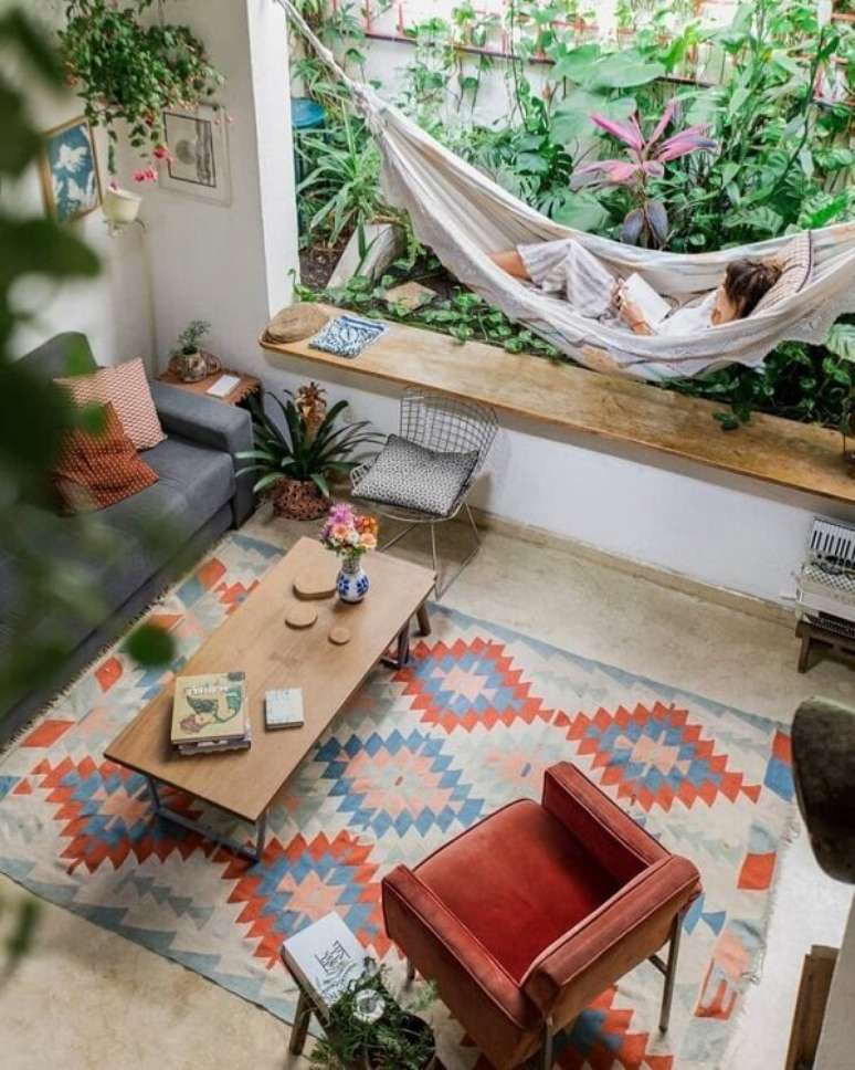 15. A cadeira Bertoia fica linda em qualquer cantinho do ambiente. Fonte: Hist&oacute;rias de Casa