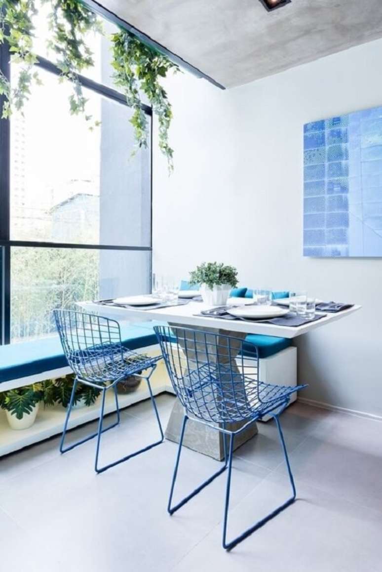 17. A cadeira Bertoia nasceu em 1952 e mudou a hist&oacute;ria do mobili&aacute;rio. Fonte: Pinterest