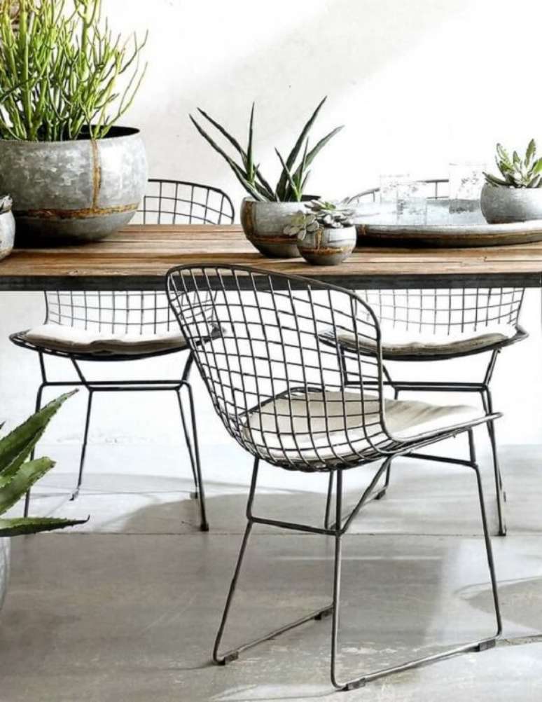 18. A cadeira Bertoia original &eacute; &oacute;tima para quem quer colocar um toque de modernidade na decora&ccedil;&atilde;o. Fonte: Pinterest