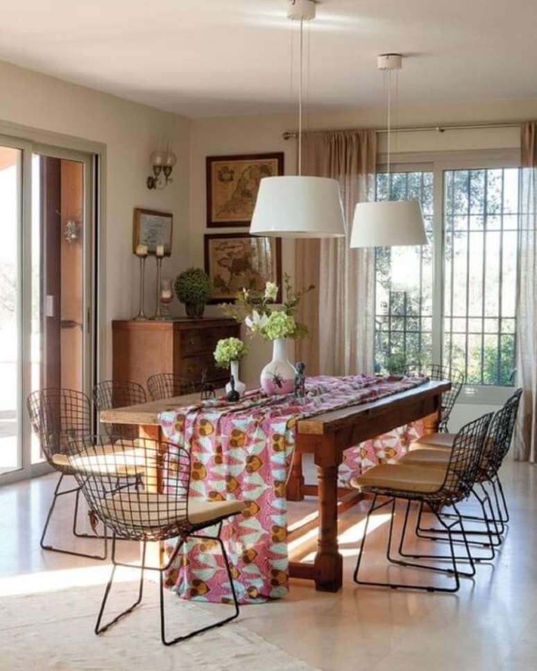 20. A cadeira Bertoia preta foi a escolha dos moradores desse im&oacute;vel. Fonte: Pinterest