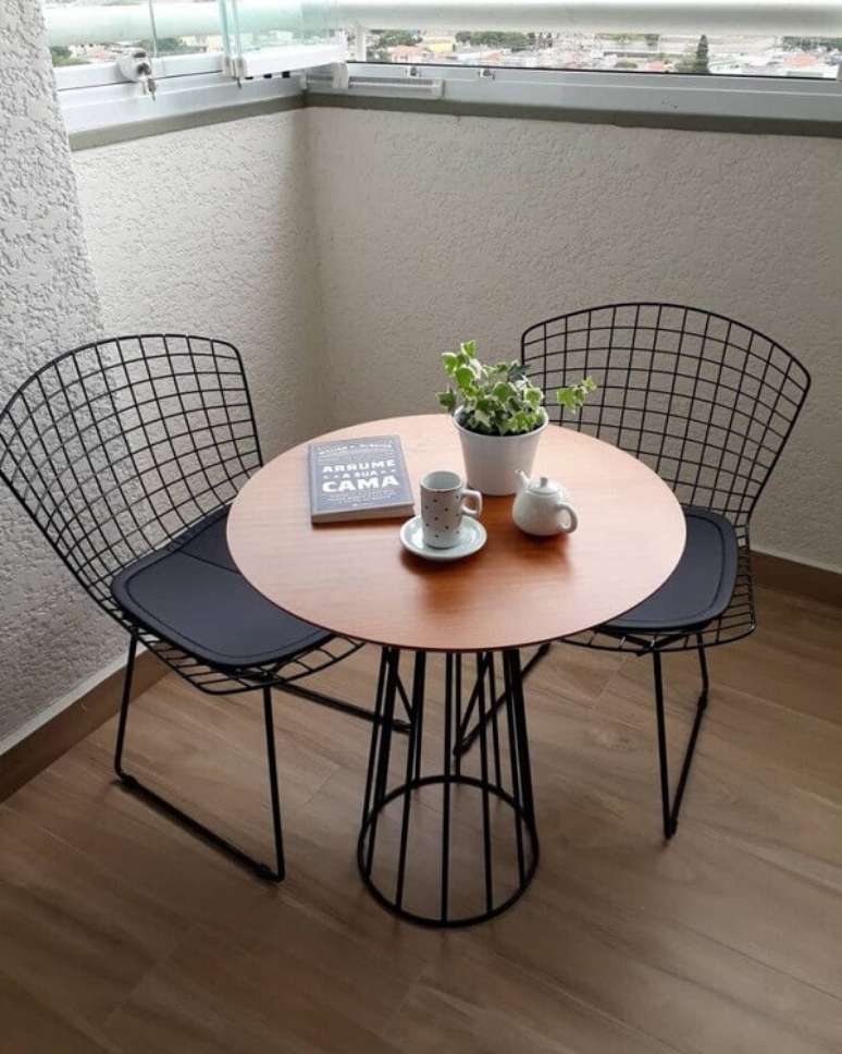 21. A cadeira Bertoia preta se conecta facilmente com diferentes estilos de decora&ccedil;&atilde;o. Fonte: Apto 54