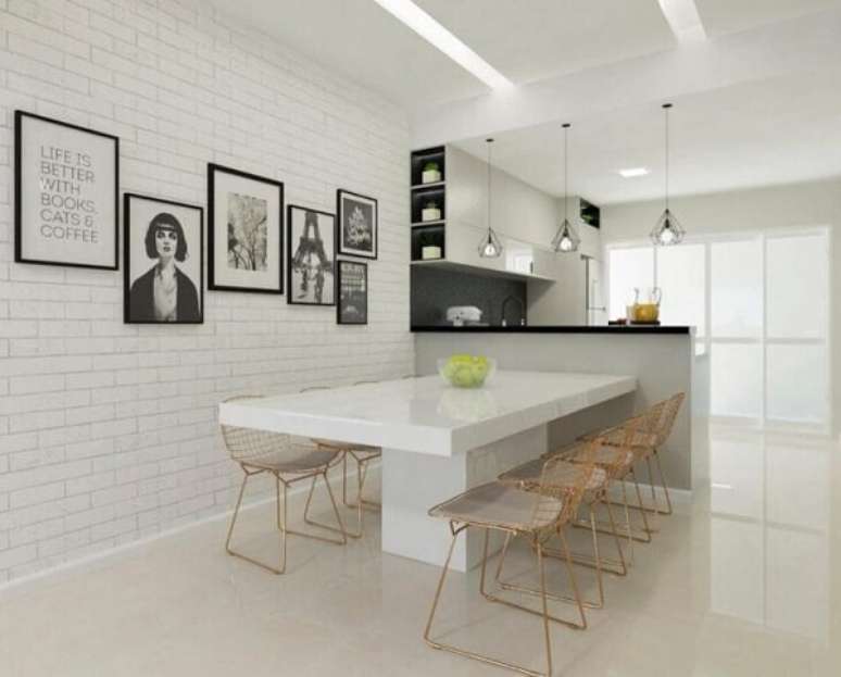 26. A cadeira Bertoia tamb&eacute;m pode ser encontrada na vers&atilde;o dourada. Fonte: L&uacute;ria Gomes