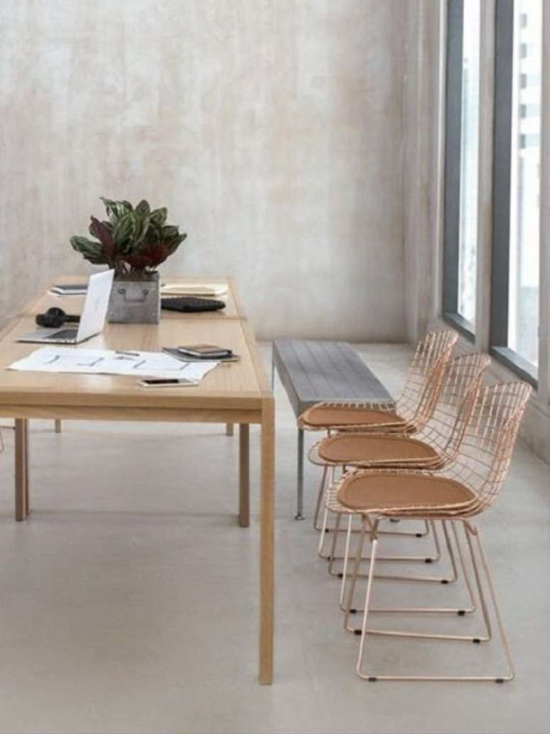 30. A cadeira de Bertoia dourada traz charme e personalidade ao espa&ccedil;o. Fonte: Pinterest