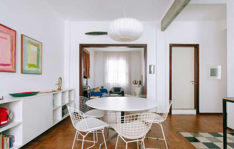 31. A mesa redonda acomoda v&aacute;rias pessoas na cadeira Bertoia branca. Fonte: Hist&oacute;rias de Casa