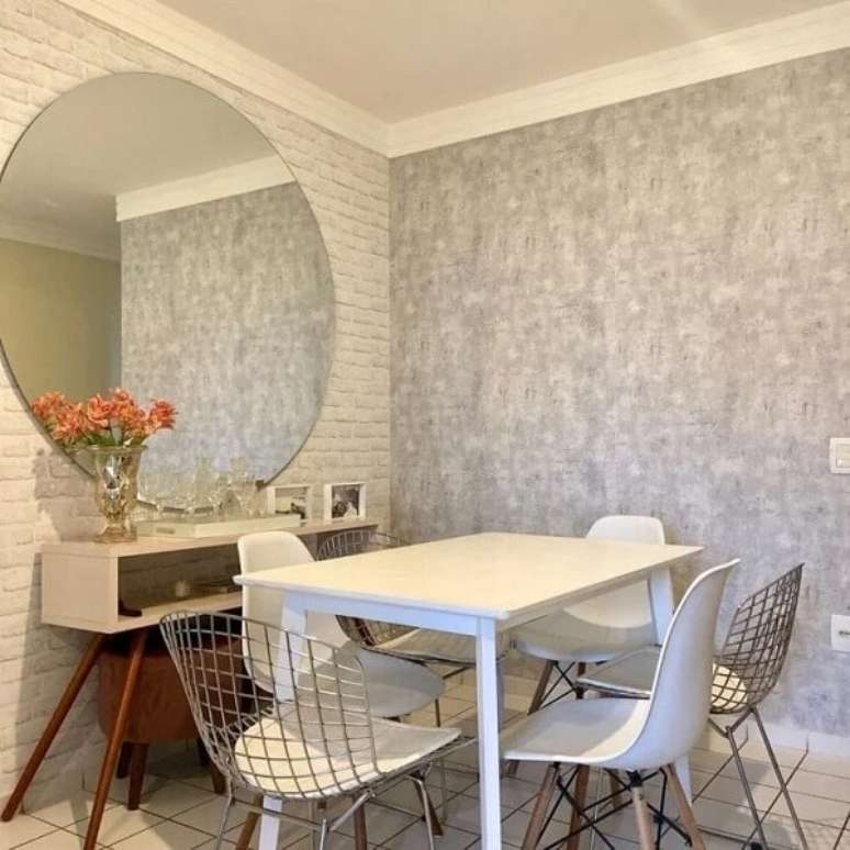 32. A sala de jantar mescla cadeira Charles com cadeira Bertoia. Fonte: Lar dos Sena