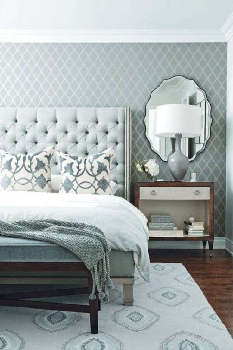 3. Além de beleza a cabeceira estofada cinza vai trazer muito mais conforto para o seu quarto – Foto: Pinterest