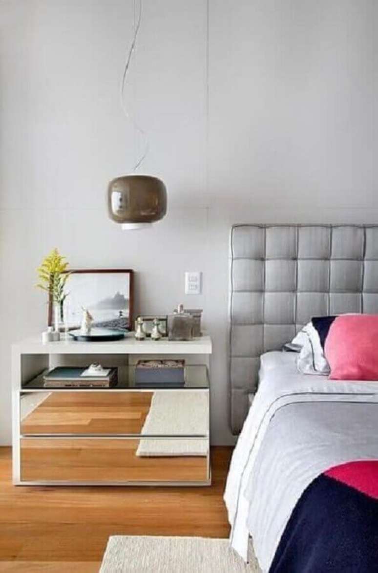 61. Decoração clean para quarto com cabeceira estofada cinza claro e criado mudo espelhado – Foto: Jeito de Casa