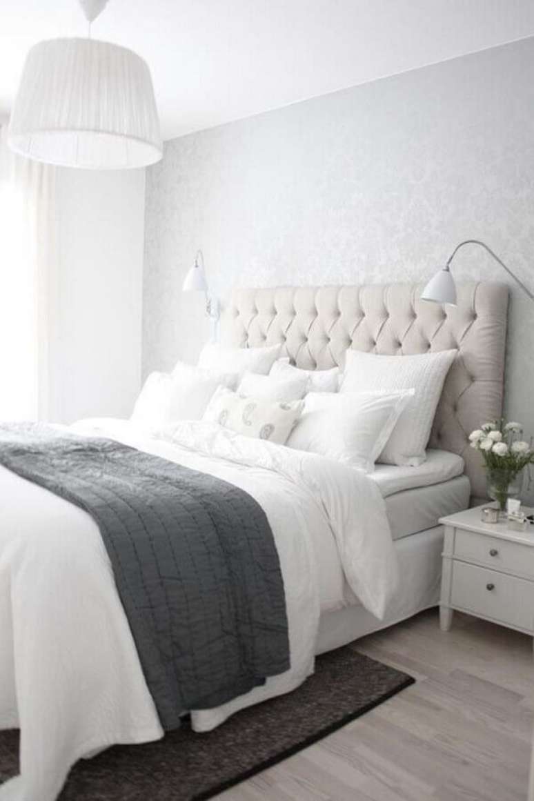 56. Cabeceira cinza claro para quarto de casal clean com lustre pendente branco – Foto: Architecture Art Designs