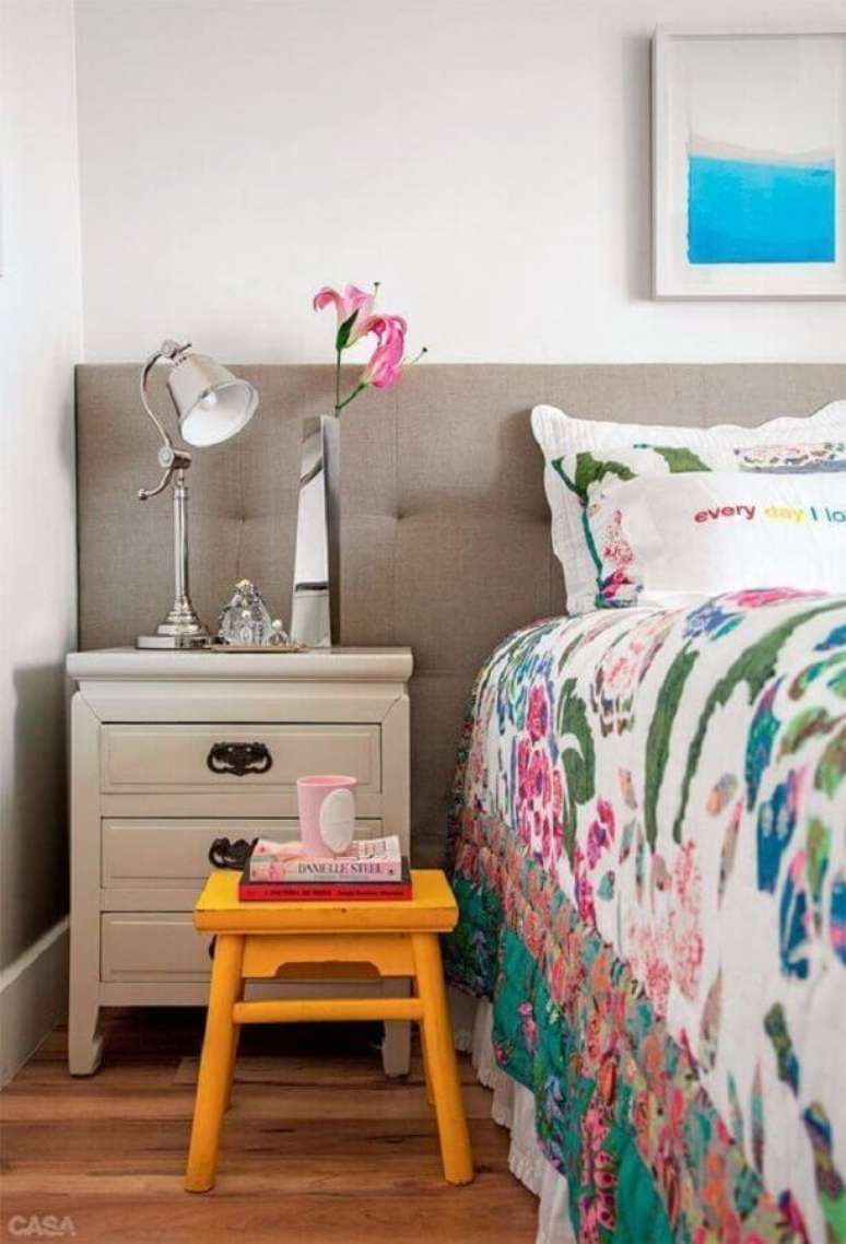 53. Cabeceira cinza estofada para decoração de quarto com jogo de cama colorido – Foto: Planète Déco