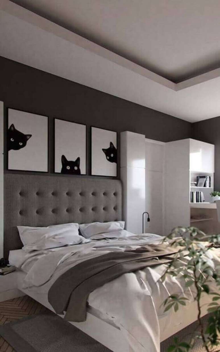 4. Cabeceira estofada cinza para quarto de casal moderno decorado com quadros de gatos – Foto: Pinterest