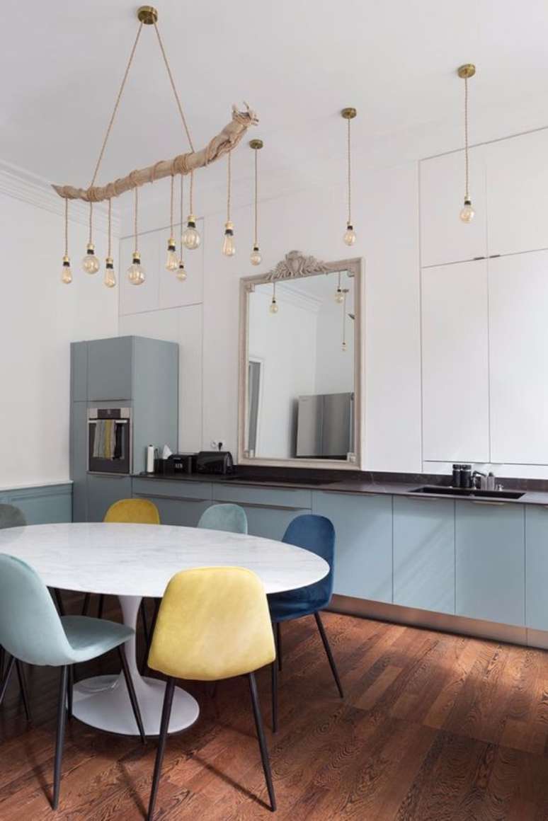 10. Mesa saarinen com cadeiras coloridas &ndash; Via: Pinterest