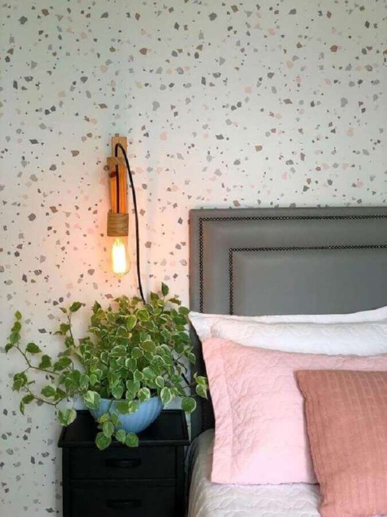 45. Cabeceira cinza estofada para decoração de quarto com luminária de madeira na parede – Foto: Casa de Valentina