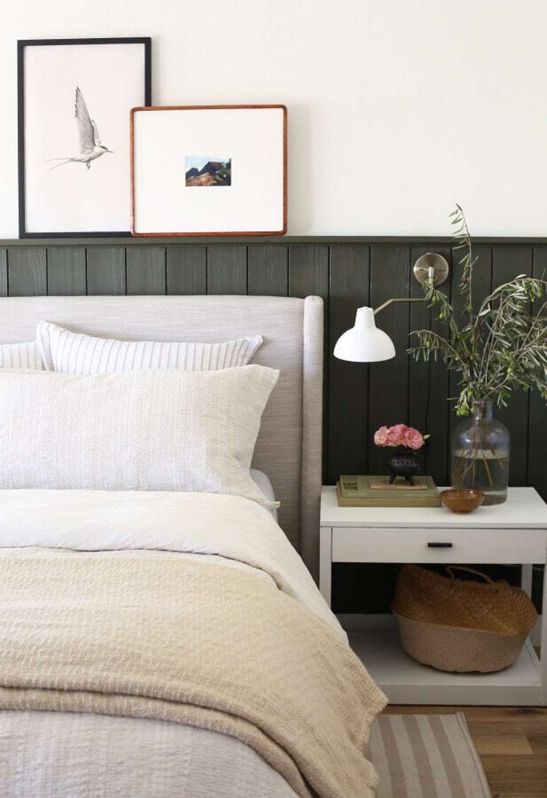 34. Cabeceira cinza estofada para decoração de quarto de casal com moldura de madeira atrás da cama – Foto: Juniper Home