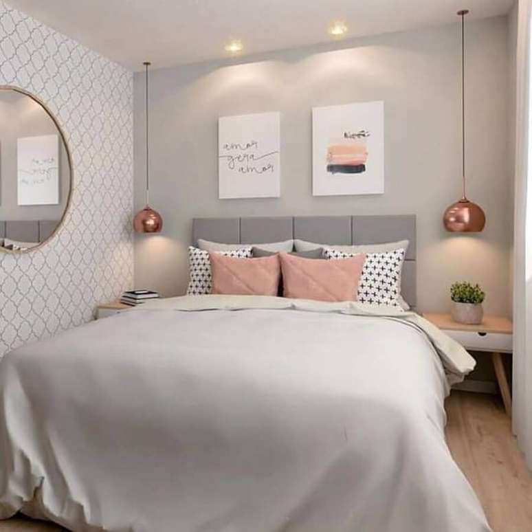 37. Quarto feminino decorado com luminária pendente rose gold e cabeceira cinza estofada – Foto: Pinterest