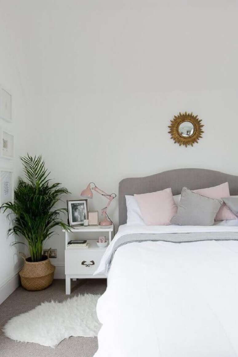 32. Decoração simples para quarto com vaso de planta e cabeceira cinza estofada – Foto: Casa de Valentina