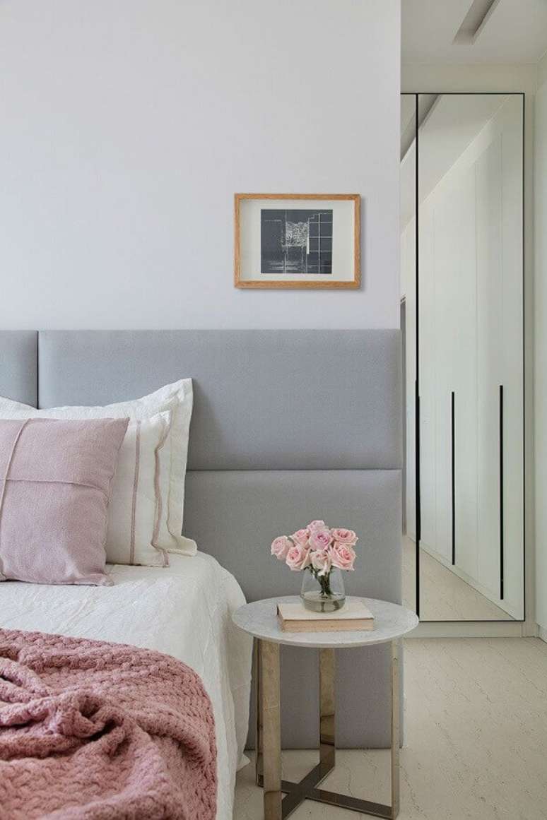 31. Cabeceira cinza claro para decoração de quarto delicado com vasos de rosas em mesa de cabeceira – Foto: Casa de Valentina