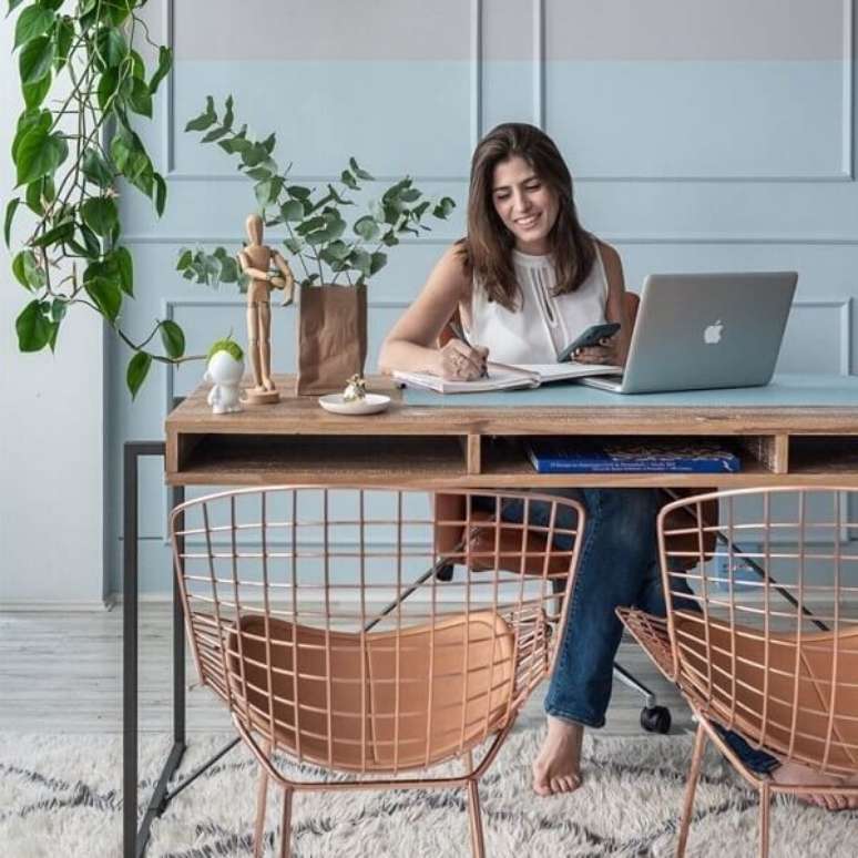 39. Inove na decora&ccedil;&atilde;o e invista em um modelo de cadeira Bertoia rose gold. Fonte: Beatriz Quinelato Arquitetura