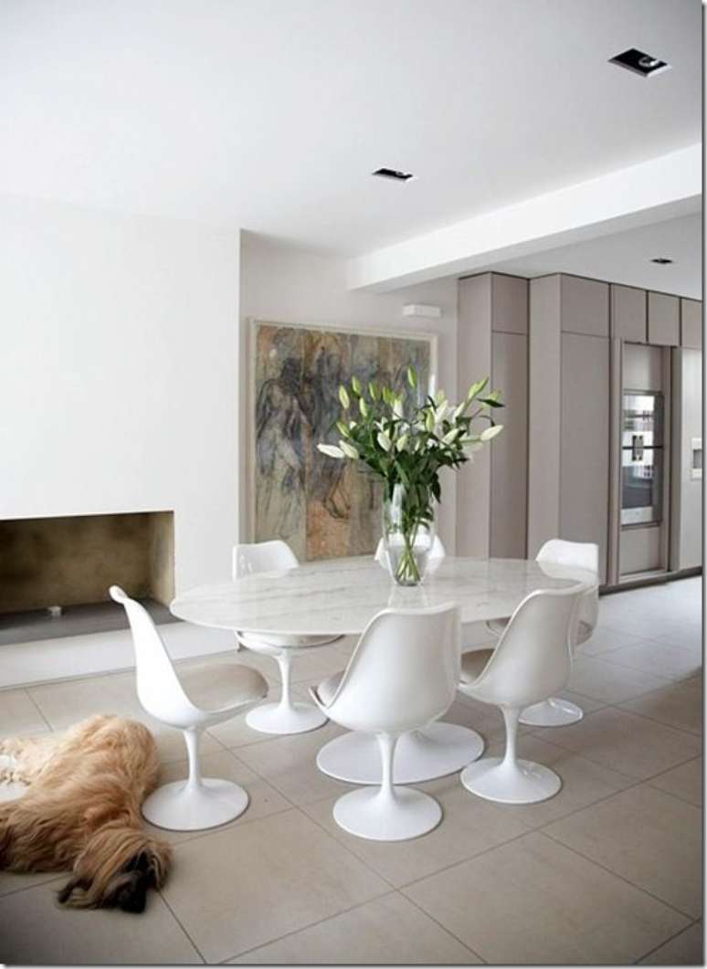 13. Mesa saarinen branca com cadeira tulipa combinando &ndash; Via: Pinterest
