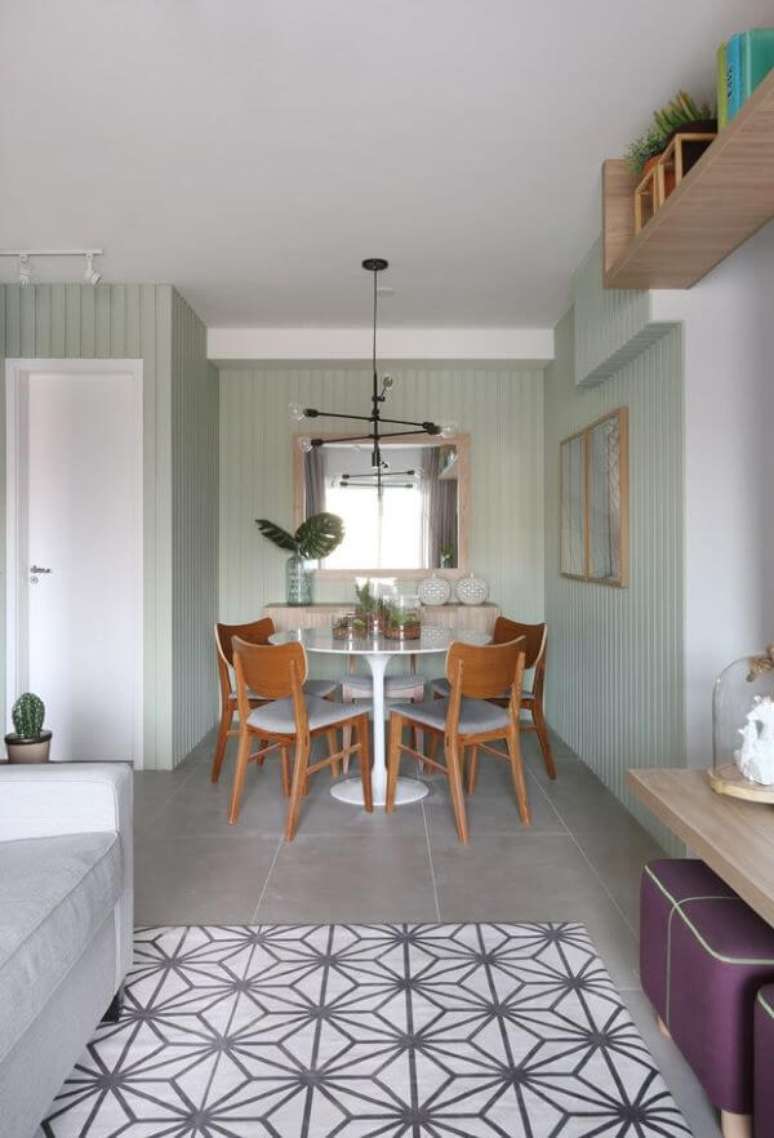 5. Mesa saarinen branca com cadeira de madeira na sala clean &ndash; Via: Pinterest