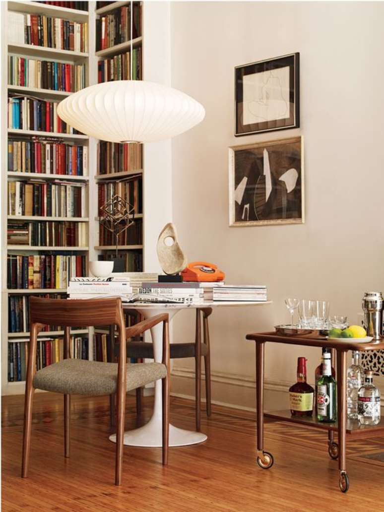 18. Mesa saarinen branca para livros &ndash; Via: DWR