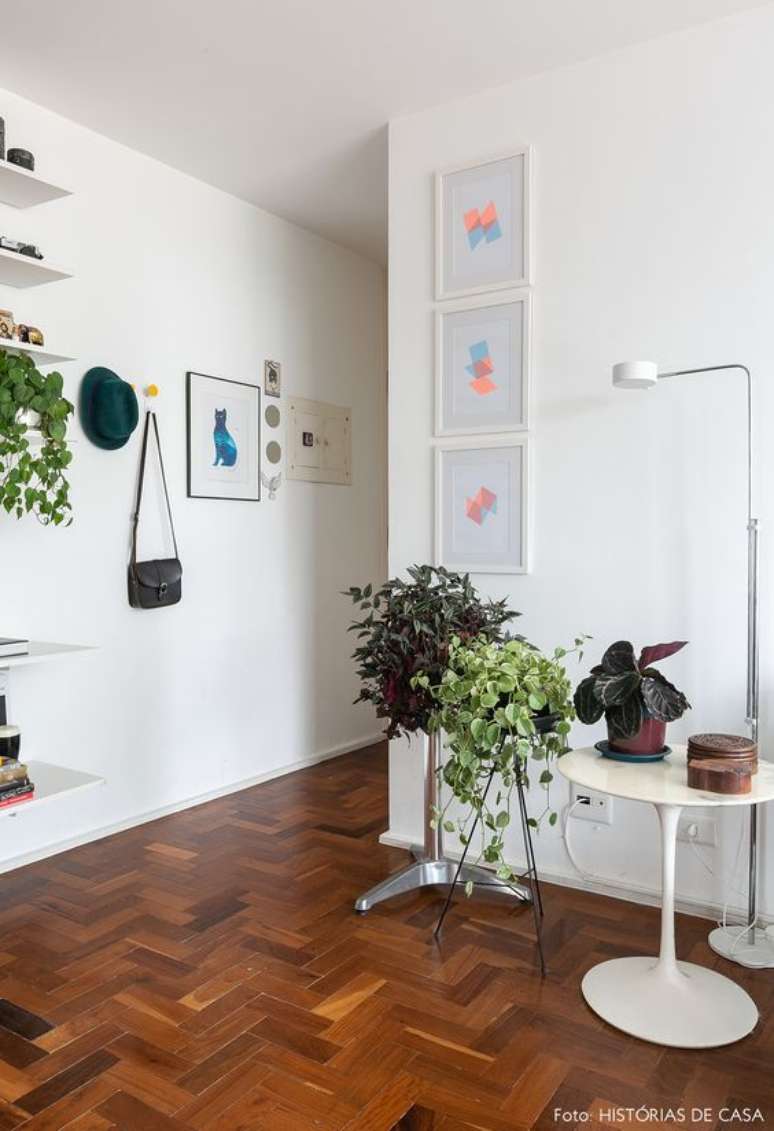 20. Mesa saarinen lateral do sof&aacute; &ndash; Via: Hist&oacute;rias de Casa