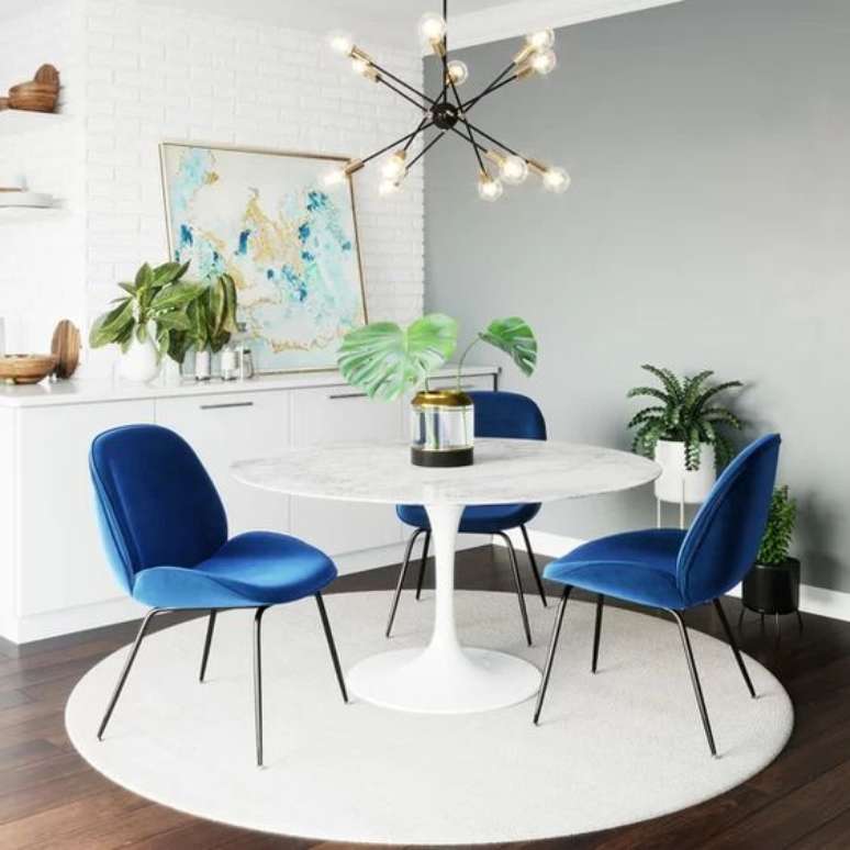 27. Mesa saarinen com cadeira azul &ndash; Via: All Modern