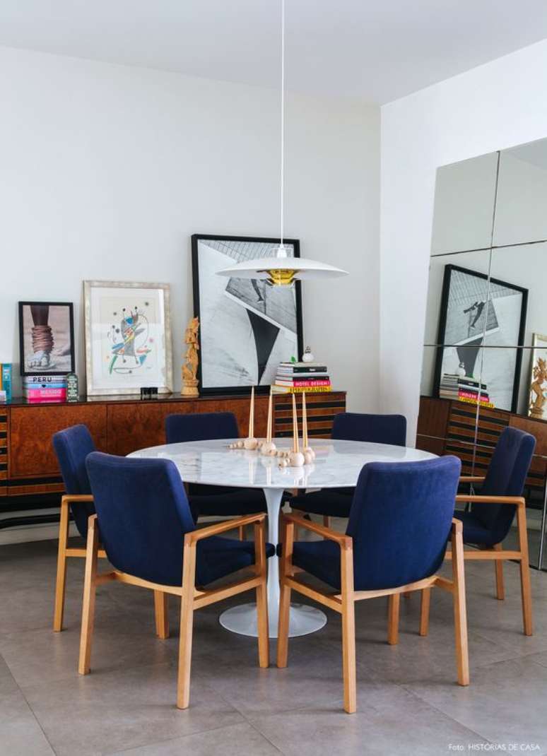 29. Mesa saarinen com cadeira azul &ndash; Via: Historias De Casa
