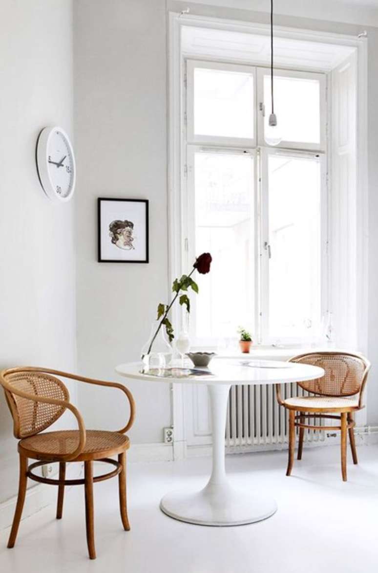 31. Mesa saarinen com cadeira de madeira &ndash; Via: Pinterest