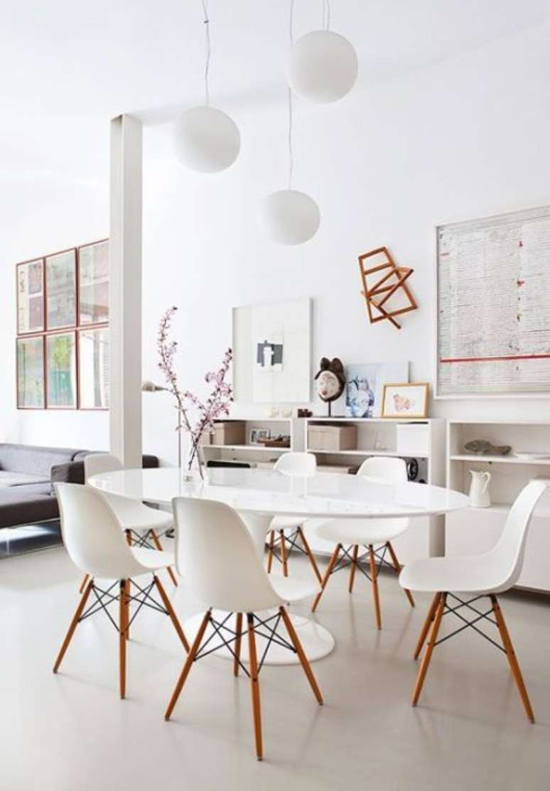 32. Mesa saarinen com cadeira cadeira eames branca na sala clean &ndash; Via: Academia Home Decor