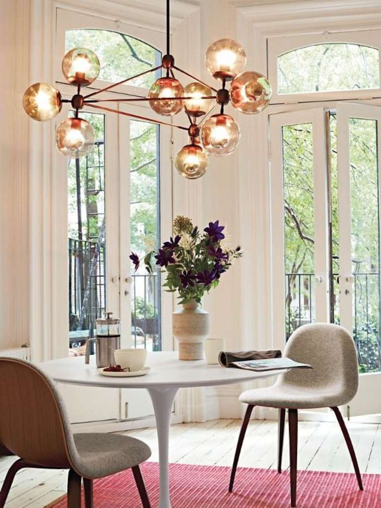 37. Mesa saarinen com lustre moderno &ndash; Via: Blog loving