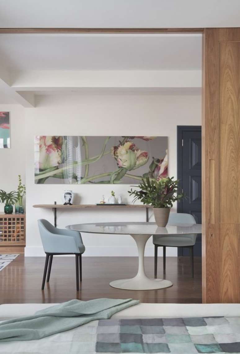 38. Mesa saarinen com poltrona azul &ndash; Via: Casa e Jardim