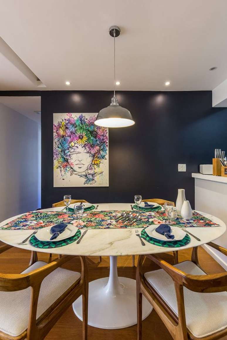 39. Mesa saarinen com quadros e elementos decorativos coloridos &ndash; Via: Casa de Valentina