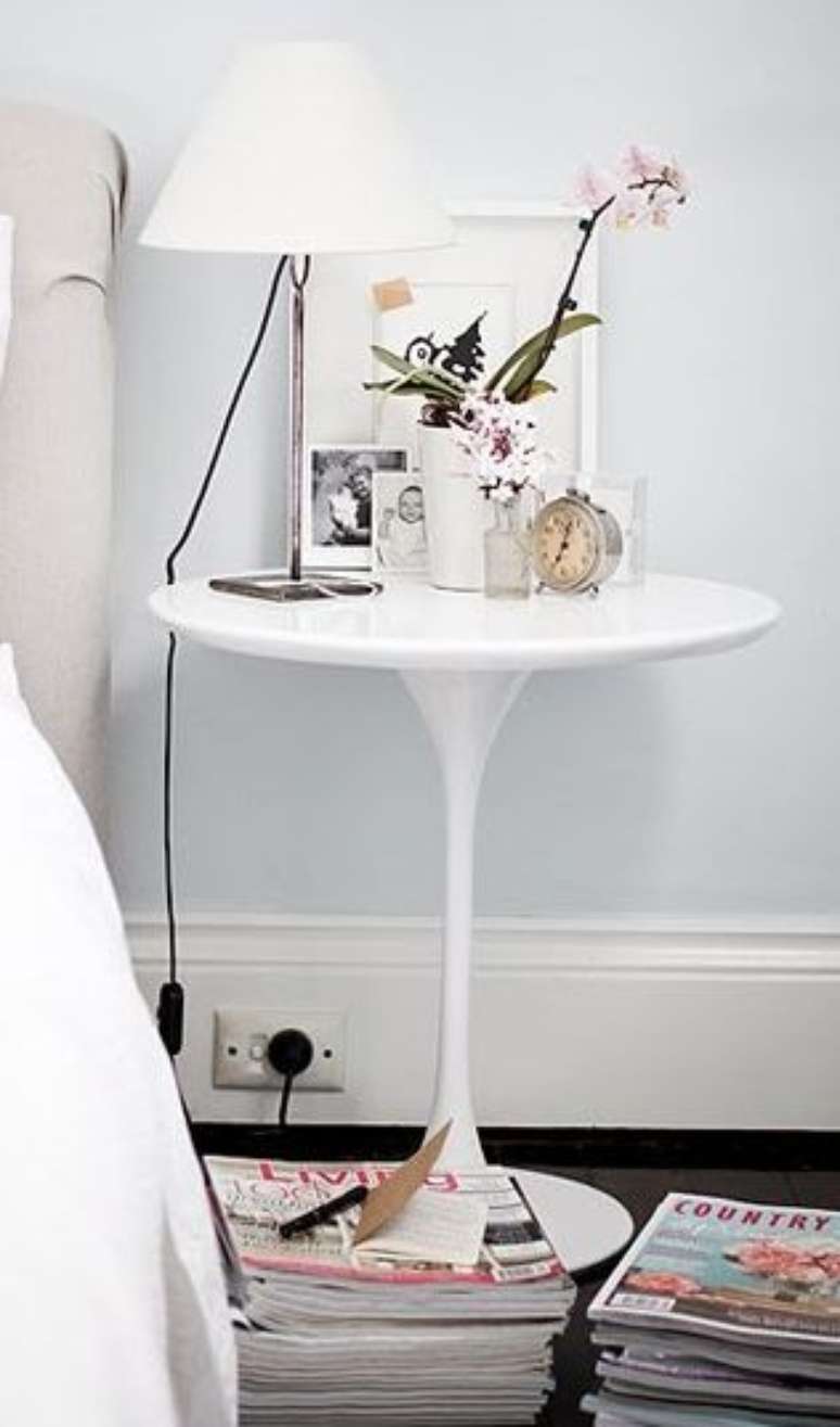 45. Mesa saarinen lateral branca no quarto moderno &ndash; Via: Pinterest