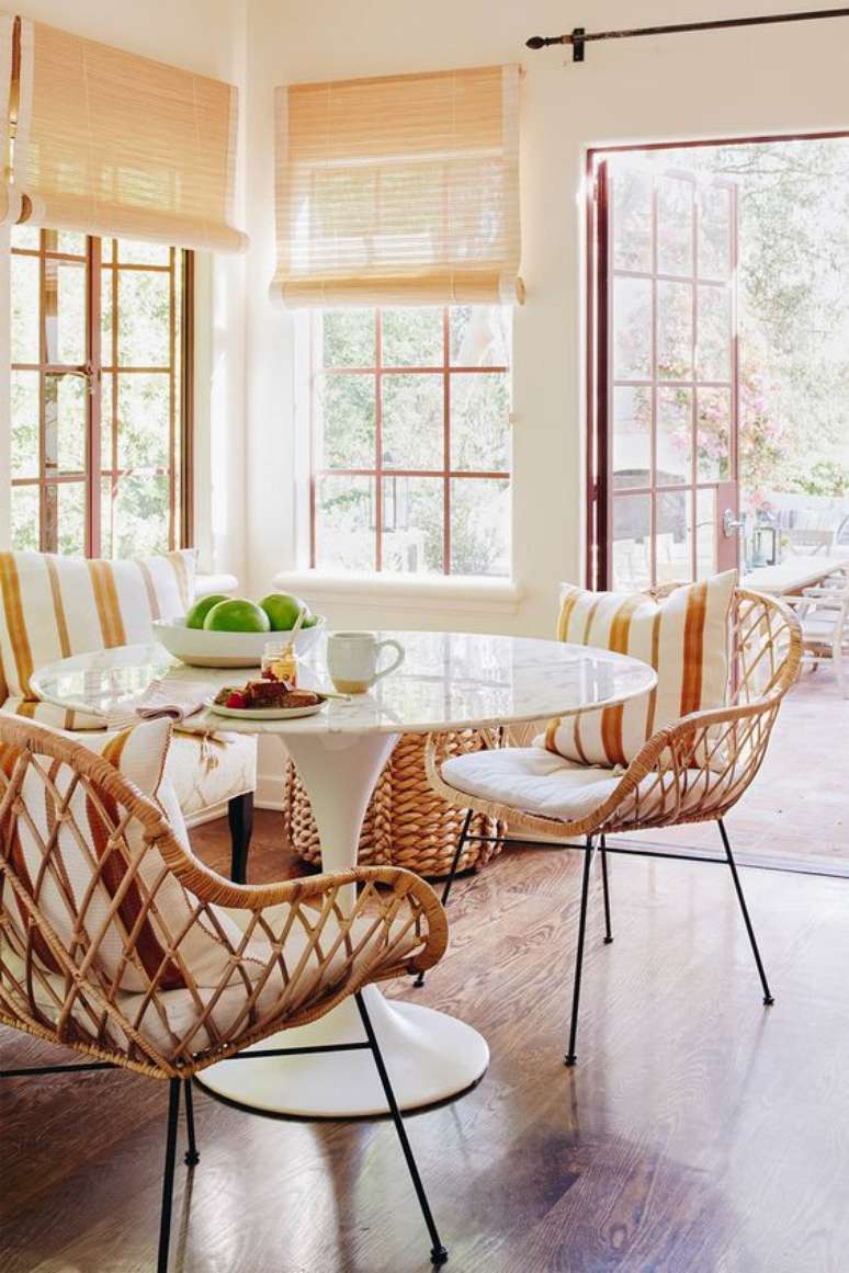 49. A mesa saarinen tamb&eacute;m pode ser usada na varanda &ndash; Via: Living Gazette