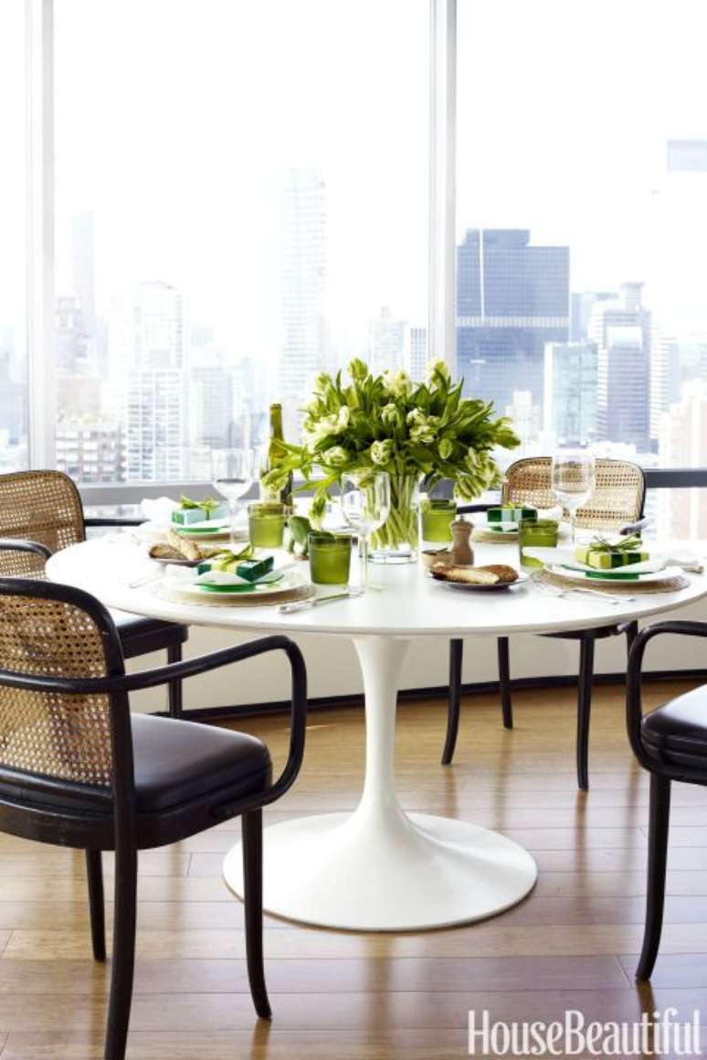 55. Escolha cadeiras confort&aacute;veis e bonitas para sua mesa saarinen &ndash; Via: House Beautiful