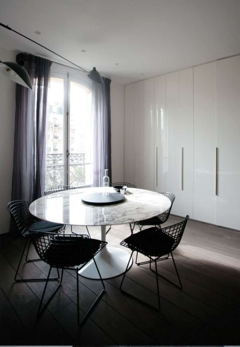 56. Mesa saarinen redonda e branca com cadeiras pretas &ndash; Via: Lelad