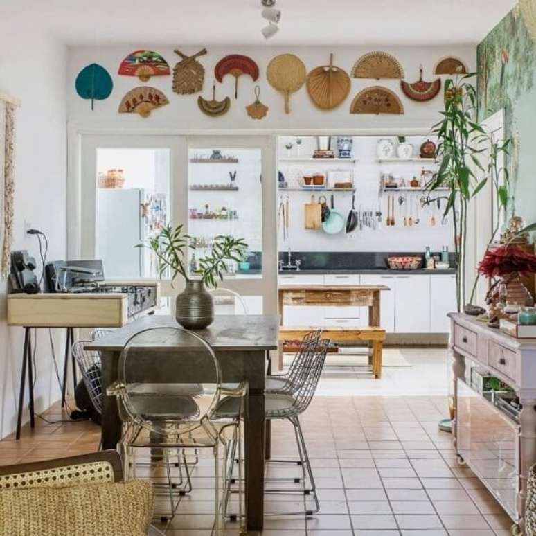 42. Modelo de cadeira Bertoia cromada para a sala de jantar. Fonte: Hist&oacute;rias de Casa